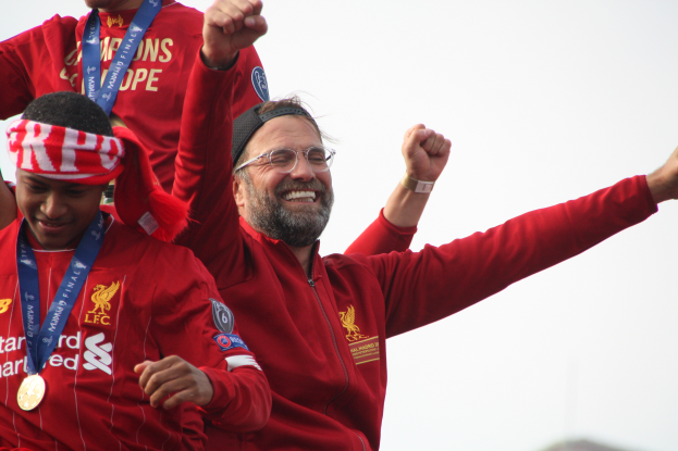 Liverpool-Trainer Jurgen Klopp feiert mit seinen Spielern den UEFA-Champions-League-Sieg