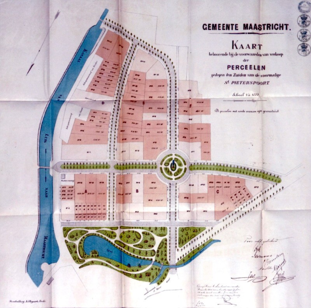 Ein detaillierter Papierstadtplan, der Straßen, Gebäude, Sehenswürdigkeiten und Text mit Namen und zusätzlichen Informationen zeigt.