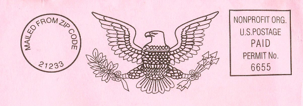 Ein rosafarbener Umschlag mit einer detaillierten Zeichnung eines Adlers mit ausgebreiteten Schwingen und erhobenem Kopf, beschriftet mit "United States Postal Service".