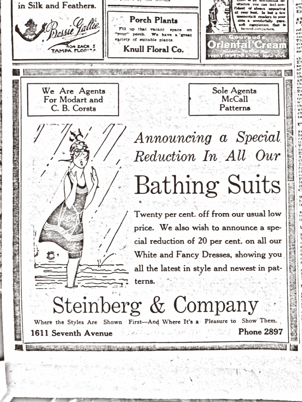 Eine Frau in einem weißen hochgeschlossenen, langärmligen Kleid mit ihrem Haar in einem Dutt, die in der Mitte einer Werbung für Steinberg & Company's Badesachen steht, umgeben von Text.