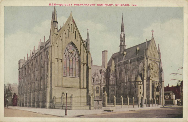 Altes Foto einer Kirche in Chicago, Illinois, mit umliegenden Gebäuden, Strommasten, Bäumen und einer Straße im Vordergrund und Himmel im Hintergrund; Text ist oben sichtbar.