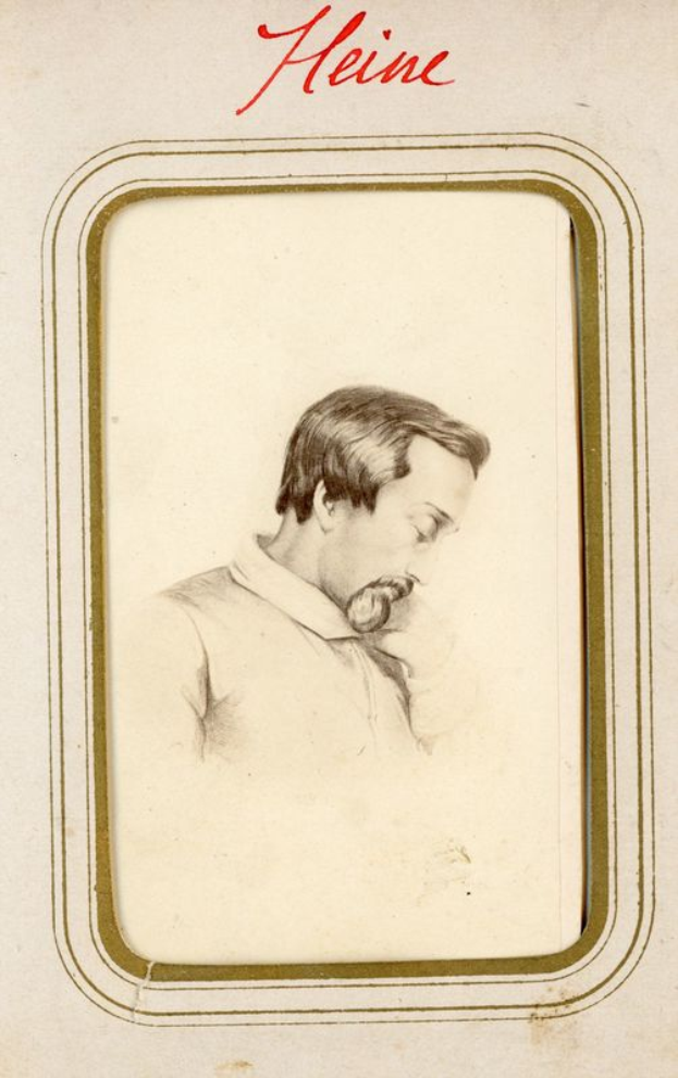 Ein Schwarz-Weiß-Porträt von Heinrich Heine, einem deutschen Komponist und Pianisten, mit Schnurrbart, kurzem dunklen Haar und einem ernsten Gesichtsausdruck, der ein weißes Hemd trägt, mit dem Text "Heine" oben.
