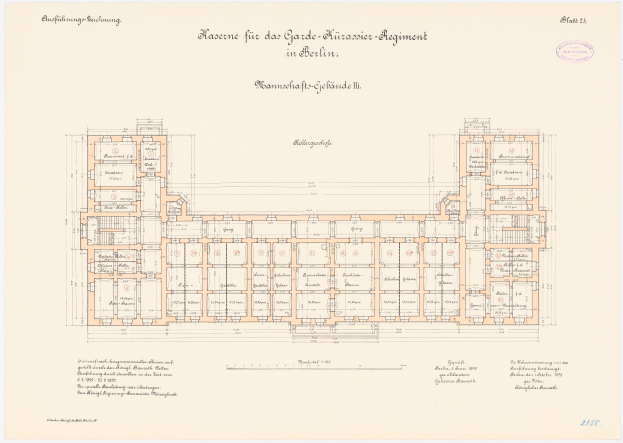 Ein detaillierter Grundrissplan des Gebäudes des Gartens der Wunderbaren Regiment in Berlin, der den Aufbau von Zimmern, Fluren, Fenstern, Türen und anderen Merkmalen mit begleitendem Text zeigt.