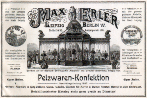 Eine alte Werbung für Max Erler Leipzig in Berlin, Deutschland, die eine Gruppe von Menschen vor einem Gebäude mit Text zeigt, der wahrscheinlich ein Ereignis ankündigt.