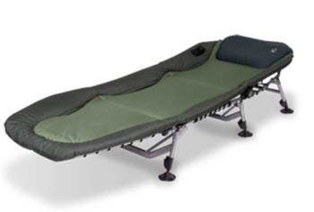 Ein Beinstrecher aus Holz ist in der Mitte des Bildes zu sehen.