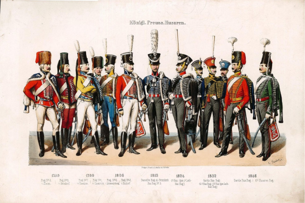 Schwarzes und weißes Foto von 1836 deutschen Infanteristen in Uniform, die in einer Reihe stehen, Hüte tragen und Gegenstände halten, mit '1836 deutsche Infanteristen' Text unten.
