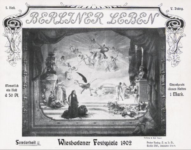 Ein Schwarz-Weiß-Foto einer Bühne von den Wiesbadener Festspielen 1902, das Menschen in traditioneller deutscher Kleidung zeigt, mit jubelndem und klatschendem Publikum im Hintergrund.