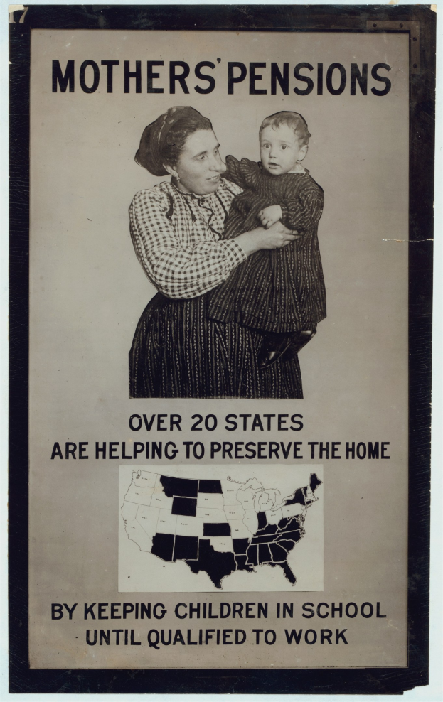 Frau mit einem Baby auf dem Arm, mit einem Plakat im Hintergrund, auf dem "Mutterrenten: Über 20 Staaten helfen, das Zuhause zu bewahren."