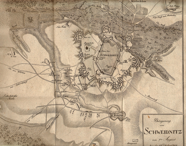 Alte detaillierte Karte von Schweidnitz, Deutschland, zeigt Straßen, Gebäude und Sehenswürdigkeiten mit Text über die Bevölkerung, Geschichte und Kultur der Stadt.