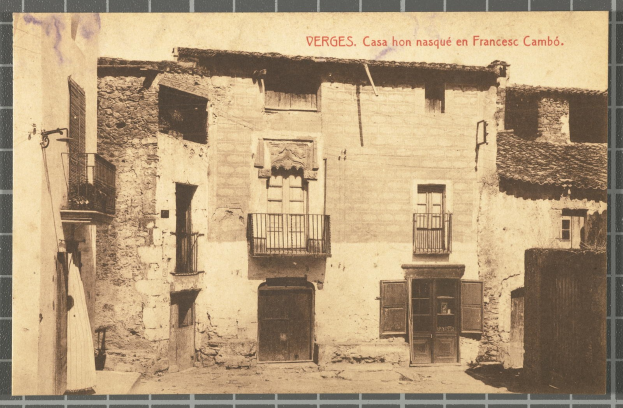 Altes Foto eines verwitterten Gebäudes mit sichtbaren Fenstern, Türen und Geländern, mit Text über dem Bild.