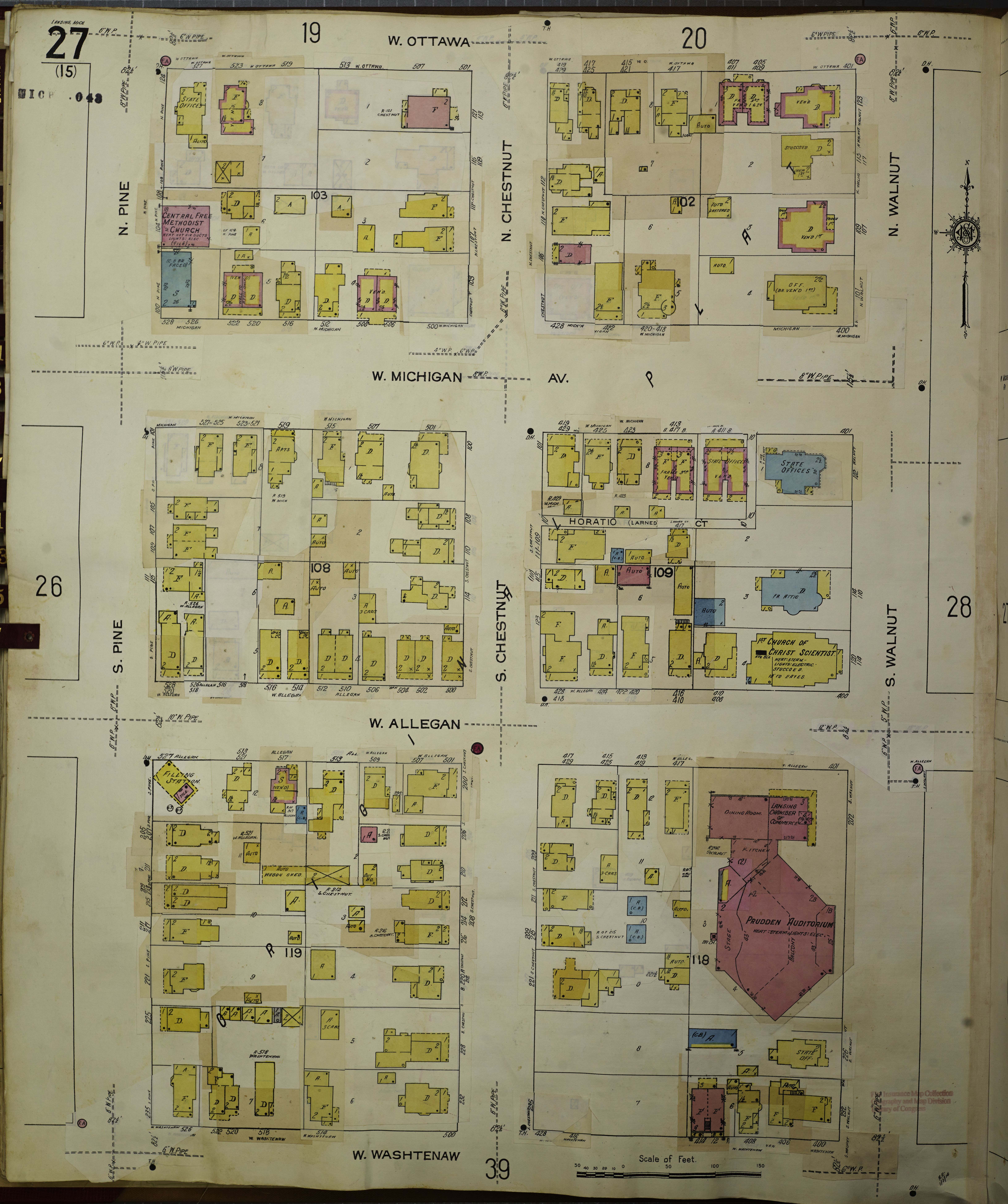 Ein aufgeschlagenes Buch mit einer detaillierten Stadtkarte mit Straßen, Gebäuden und Sehenswürdigkeiten.