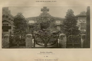 Altes Schwarz-Weiß-Foto eines Friedhofs in Berlin, Deutschland, mit einem Tor, einer Wand, Bäumen und einem Gebäude im Hintergrund mit Text unten: "Grammalskunst, Berlin-Steglitz, Architekt, Bruue Morning in Berlin".