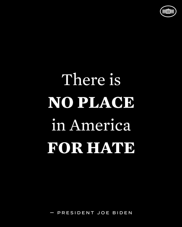 Ein schwarzer Hintergrund mit fetter weißer Schrift, die 'Es gibt keinen Platz für Hass in Amerika' sagt - ein Zitat von Präsident Joe Biden.