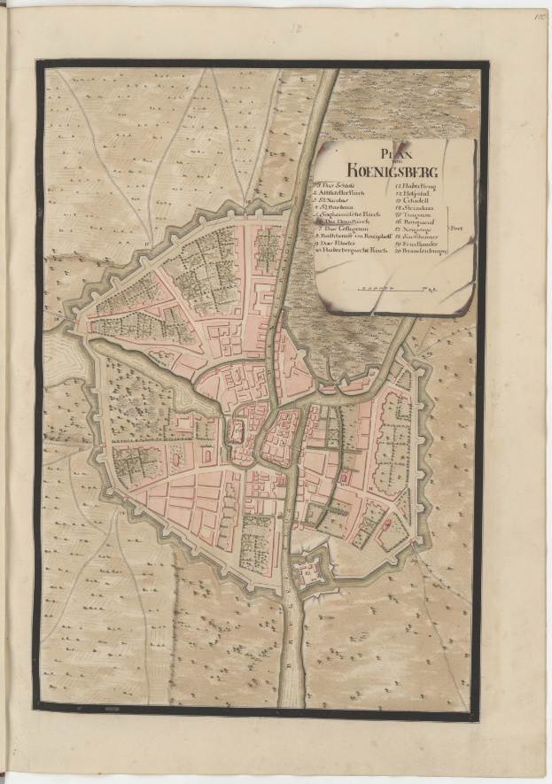 Ein altes Buch mit einer detaillierten Karte von Hohensberg, Deutschland, das Straßen, Gebäude, Sehenswürdigkeiten und textuelle Informationen zur Stadt zeigt.
