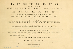 Ein aufgeschlagenes altes Buch mit dem Titel "Vorträge über die Verfassung und Gesetze Englands mit einem Kommentar zur Magna Charta und Illustrationen vieler englischer Gesetze" zeigt eine Seite mit schwarzer Tinte.