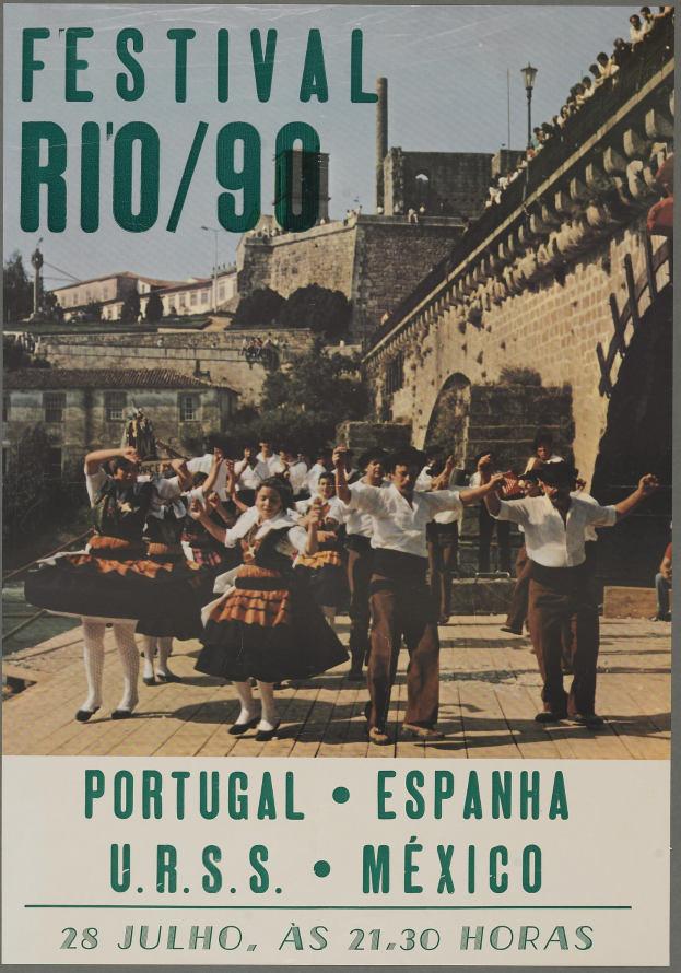 Festival Rio/90-Plakat mit tanzenden Menschen vor Buildings, Bäumen und einem klaren blauen Himmel sowie Text unten.