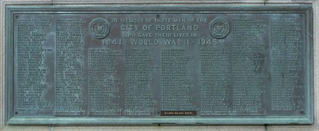 Plakette an der Seite eines Geb├Ąudes mit der Aufschrift "Denkmal für die Stadt Portland" in fetter schwarzer Schrift, an einer Wand mit einem dekorativen Rahmen angebracht.