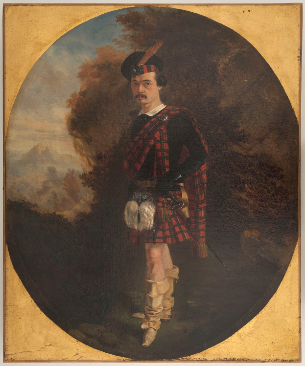 Ein Gemälde eines Mannes in traditioneller schottischer Kleidung, einschließlich eines roten und schwarzen Tartan-Kilts, weißem Hemd und schwarzem Gürtel, der mit ernster Miene vor einem Hintergrund aus Bäumen und Himmel steht.