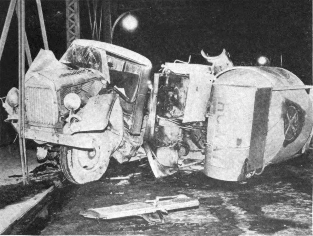 Schwarzes und weißes Foto eines umgestürzten Autos am Straßenrand mit Metallstangen und einem Laternenmast im Hintergrund, beschriftet mit "1930er Jahre Autounfall".