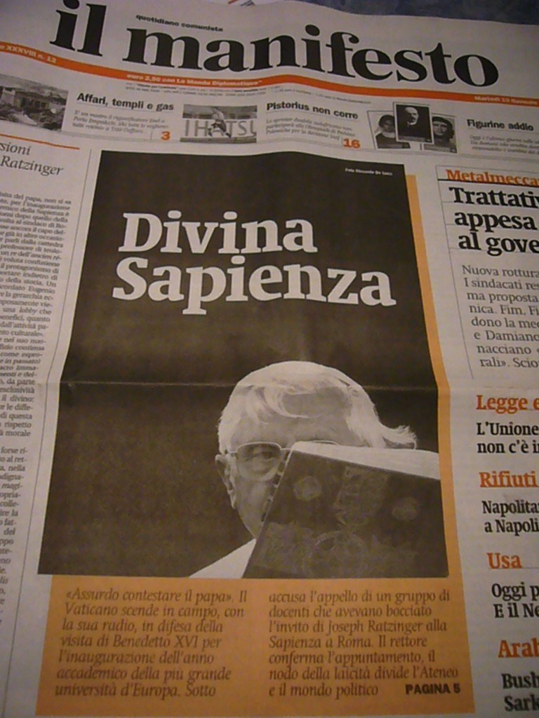 Zentrales Zeitungsbild mit sichtbarem Text.