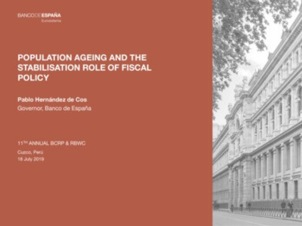 Schwarzes und weißes Bild eines Gebäudes auf der rechten Seite mit Fußgängern vorne und Text auf der linken Seite, der "Alterung der Bevölkerung und die Stabilisierungsrolle der Fiskalpolitik" lautet.