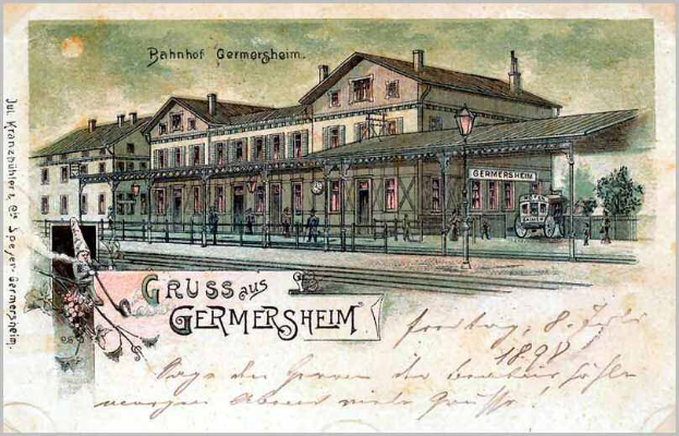Alte Ansichtskarte zeigt einen Bahnhof in Deutschland mit einem Gebäude, einem Zaun, Menschen, Fahrzeugen, Bäumen und einem bewölkten Himmel; Text lautet "Bahnhof Germersheim".