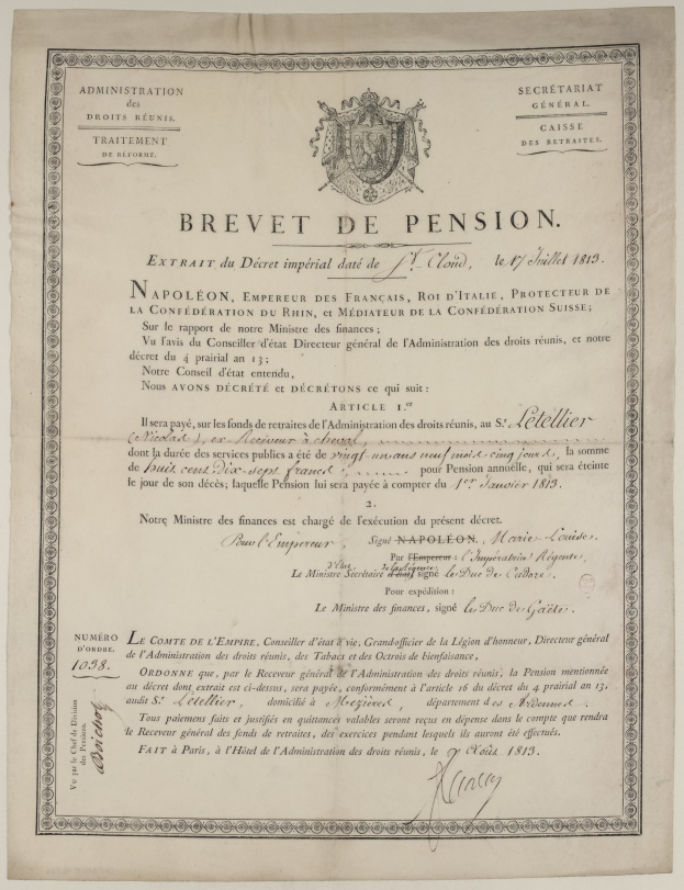 Schwarz-weißes Rentnerzeugnis mit einem Porträt eines Mannes, französischem Text "brevet de pension" und einem Logo.