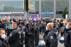 Zehntausende überreichen Unterschriften gegen ICE-Hochgeschwindigkeitsstrecken