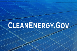 Ein blaues Solarpaneel mit der weißen Schrift "Clean Energy Gov" in der Mitte, angeordnet in einem Gittermuster.