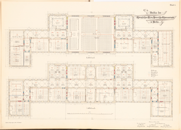 Ein aufgeschlagenes Buch mit einem detaillierten Grundriss des Berliner Olympia-Gymnasiums, das mit beschrifteten Räumen, Fluren, Fenstern und Türen versehen ist.