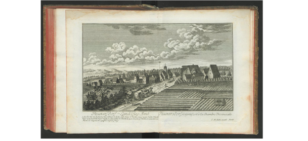 Ein offenes Buch mit dem Titel 'Landschaft des Rhein-Wesfalens' veröffentlicht im Jahr 1805, das eine Zeichnung eines Dorfes mit Häusern, Bäumen, Hügeln und Wolken am Himmel zeigt.